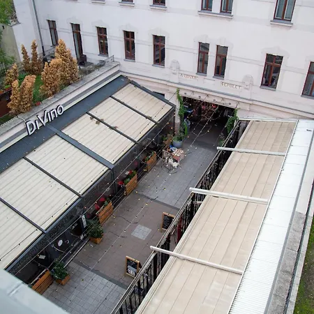Downtown Cozy In The Gozsdu Garden Apartment Budapest